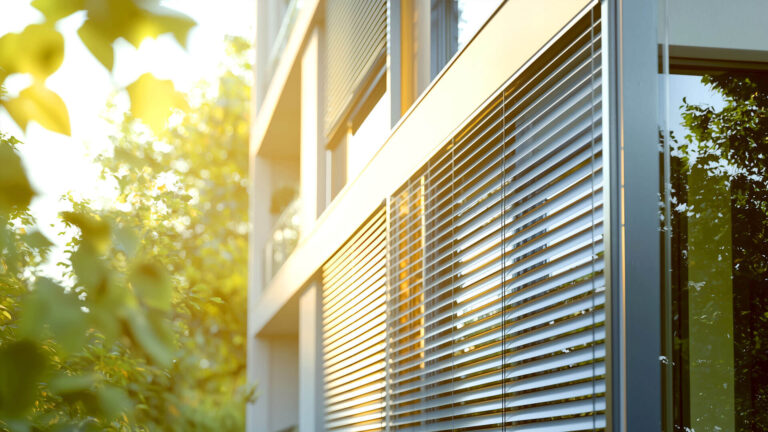 Leverkusener Hausbesitzer aufgepasst: Effektive Strategien gegen sommerliche Hitze